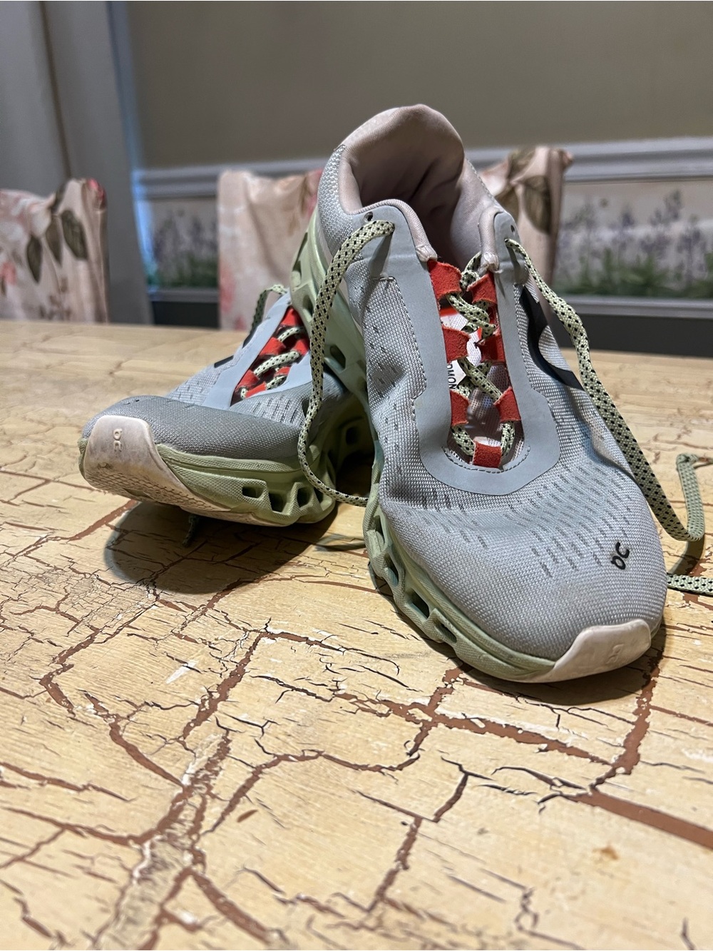 On Running ladies Sneakers in Pale Green with Red Accents - Picture 3 of 4